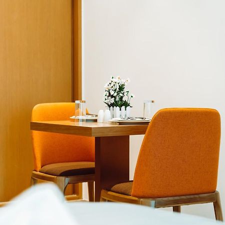 He Hotel Apartments Dubaj Kültér fotó A table and chairs
