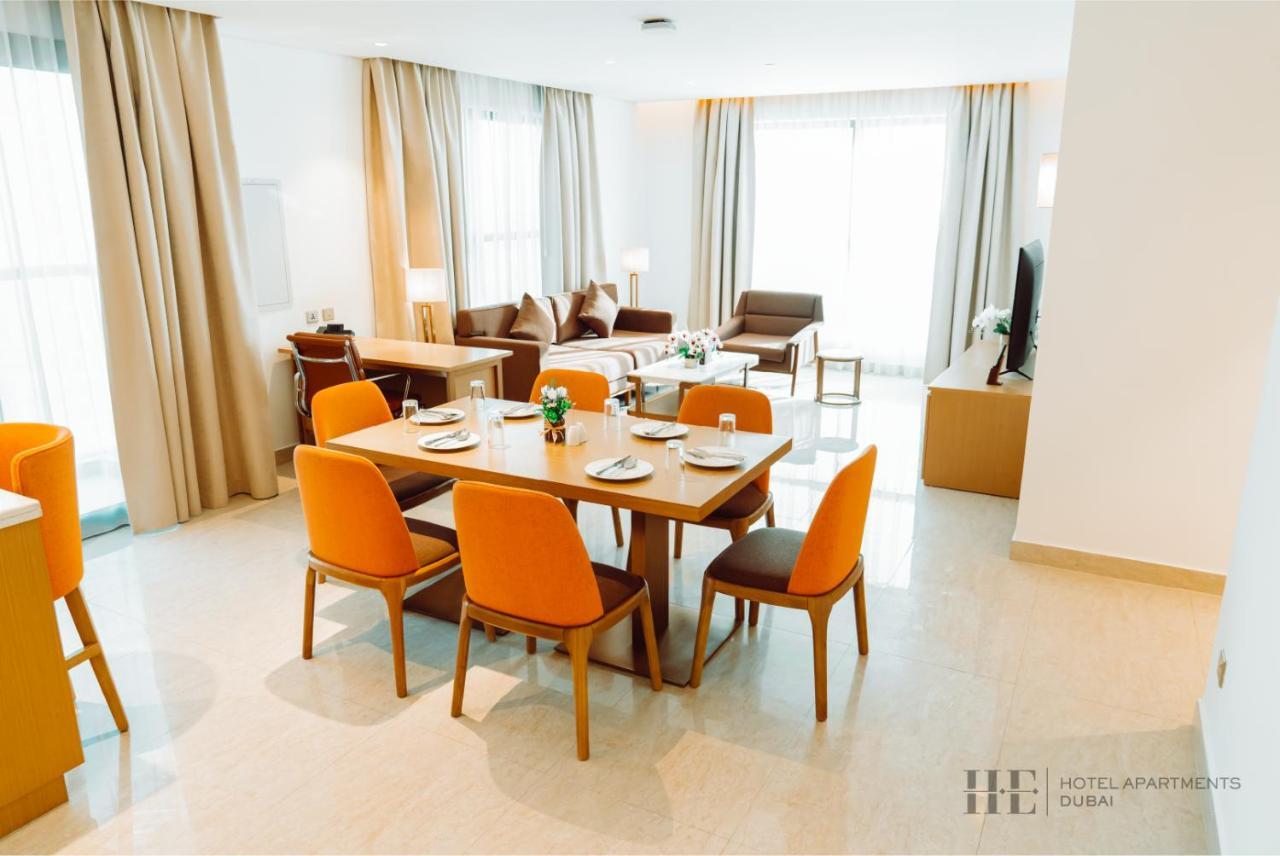 He Hotel Apartments Dubaj Szoba fotó A living room at the hotel