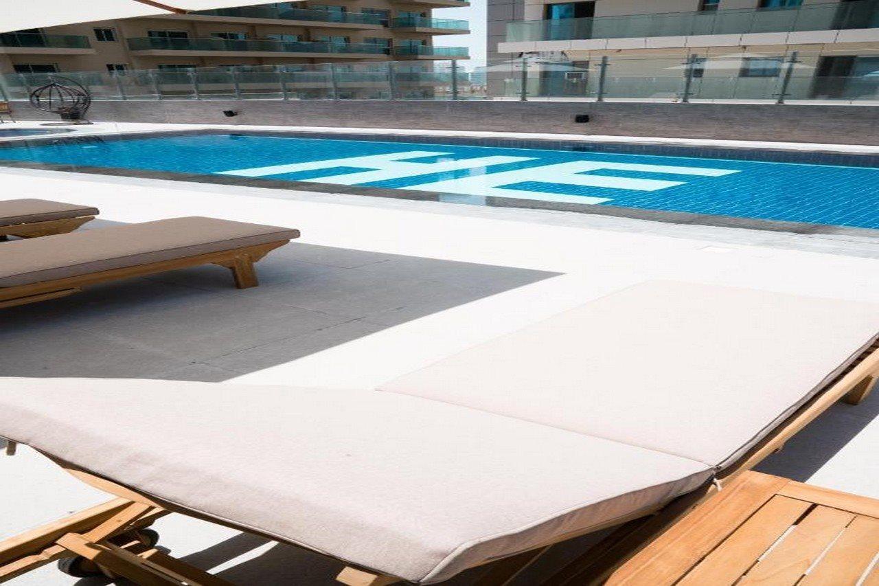 He Hotel Apartments Dubaj Kültér fotó A pool cover