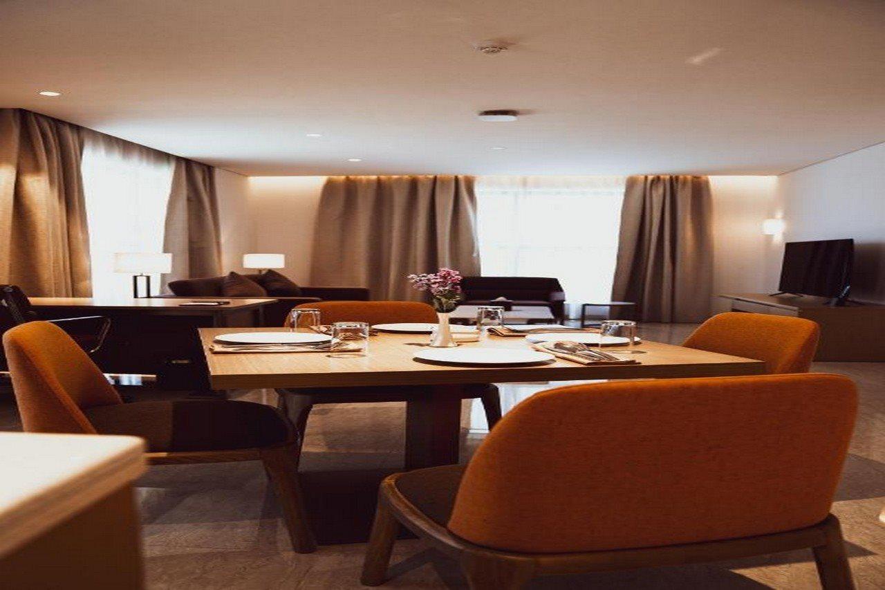He Hotel Apartments Dubaj Kültér fotó The interior of a suite at the hotel