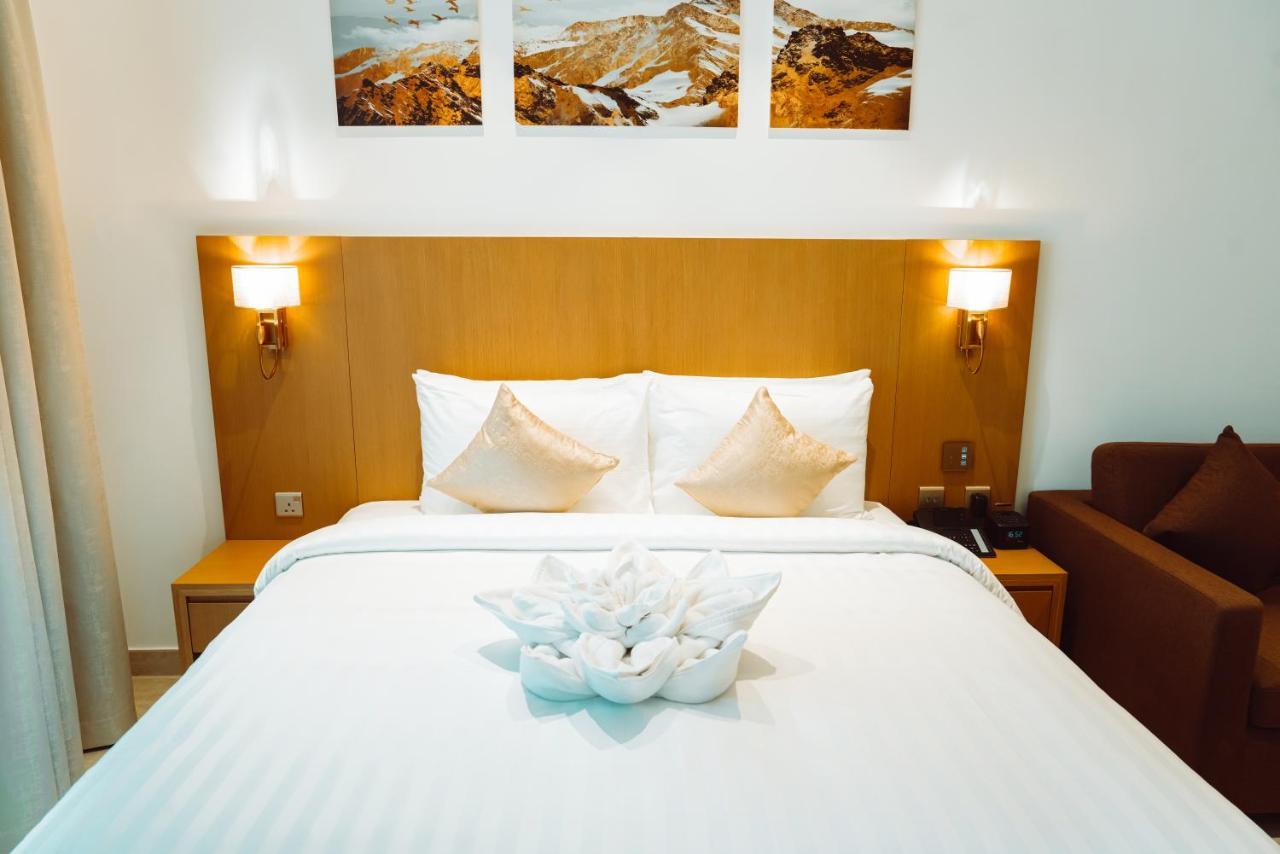 He Hotel Apartments Dubaj Szoba fotó A bed with a bedsheet