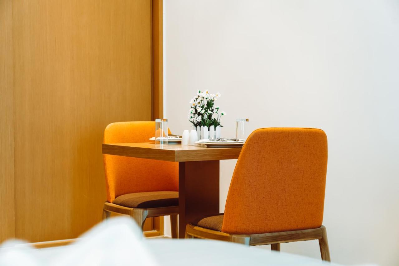 He Hotel Apartments Dubaj Kültér fotó A table and chairs